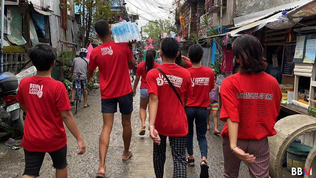 bongbongmarcos's tweet photo. Nagsasagawa ang ating mga youth groups sa Iloilo ng kanilang mga relief at feeding programs para sa mga naapektuhan ng bagyong Odette. https://t.co/3q10FWWj7n