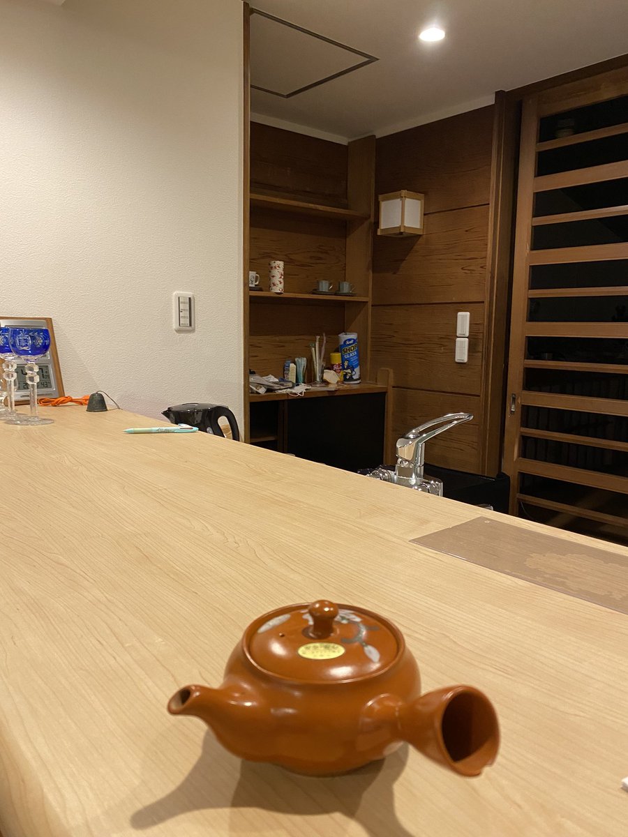 karitatouken's tweet photo. 🍵カフェをリニューアル工事中🍵

刀剣×日本茶　カフェ
刀剣研ぎ師と日本茶アドバイザーのコラボカフェです
刀や美術品を眺めながら、ゆっくりできます

#日本茶 #カフェ #立川 #日本刀 #美術品　#japanesesword #japanart #japantea https://t.co/yCA96ePNXG