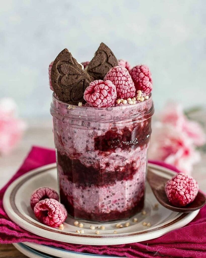 AvidoFood's tweet photo. Just look at this beauty 😍 Breakfast parfaits can be such a fun and delicious treat, don't you think? 🙌👌 This one was made by @mytemptingtable 💕 It had layers of creamy raspberry flavoured oats &amp; delicious homemade raspberry jam ❤.
⠀
RASPBERRY DR… https://t.co/Kkbq1v94tF https://t.co/fxLyfr8LPE