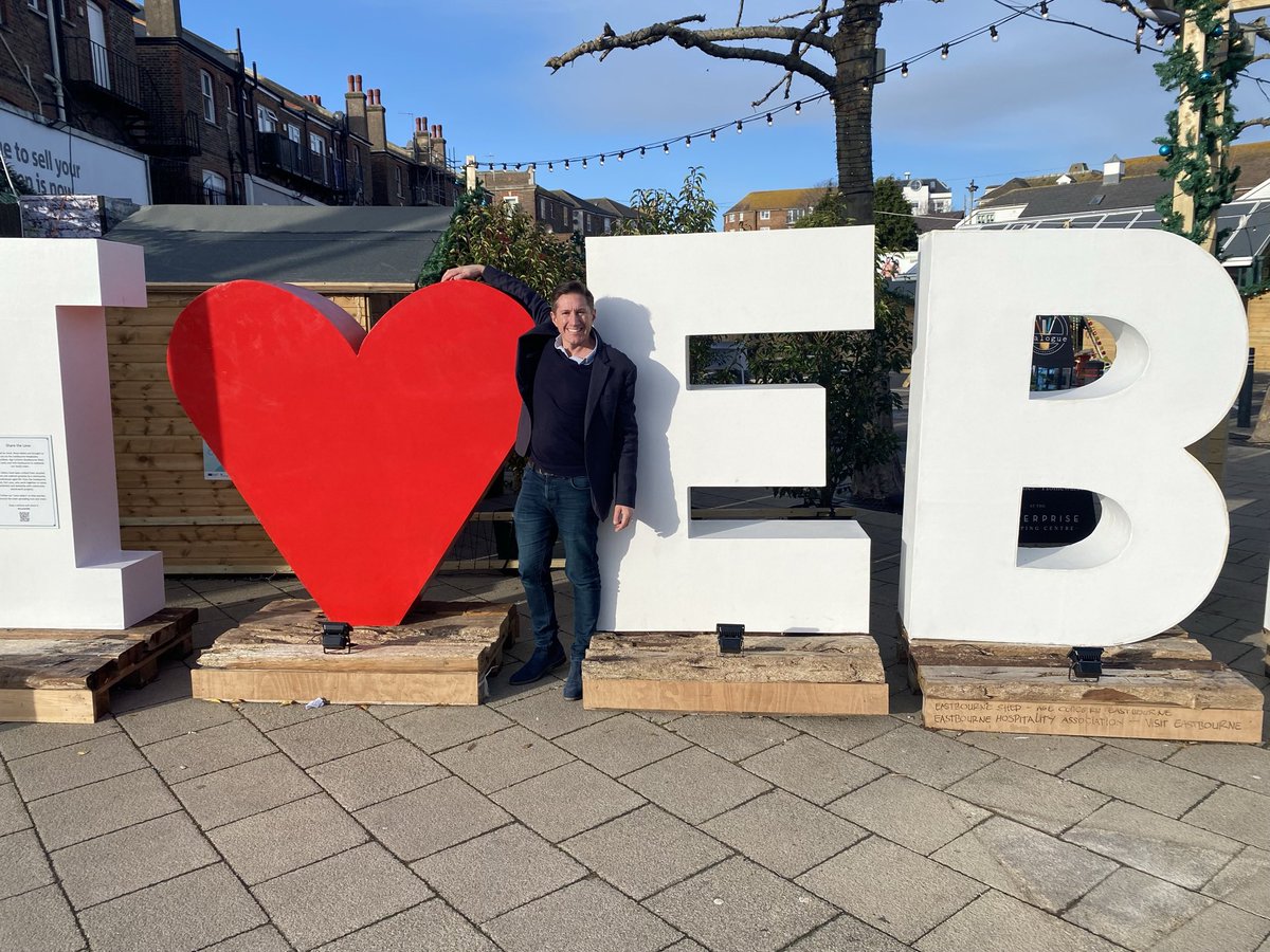 For your chance to win £250 cash, keep an eye out for the I♥EBN letters as they move around the town - snap a selfie, upload your photo to Facebook, Instagram or Twitter using the hashtag #ILoveEBN by 4 Jan for your chance to win! visiteastbourne.com/offers-and-ide… #ILoveEBN #win