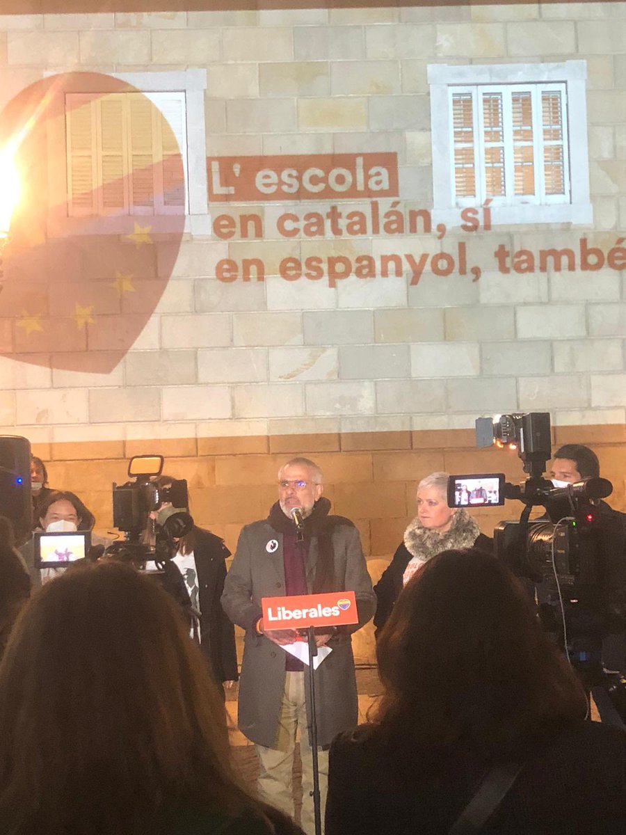 Cs_Lleida's tweet photo. 📚 Ayer, miembros de #CsLleida acompañaron a nuestros diputados y compañeros de toda Cataluña en el acto
“L’escola
en catalán, sí
en espanyol, també”
👩🏻🏫 El nostre model és trilingüe, no monolingüe. Volem el millor sistema educatiu pels nens. https://t.co/wkB62XUh9n