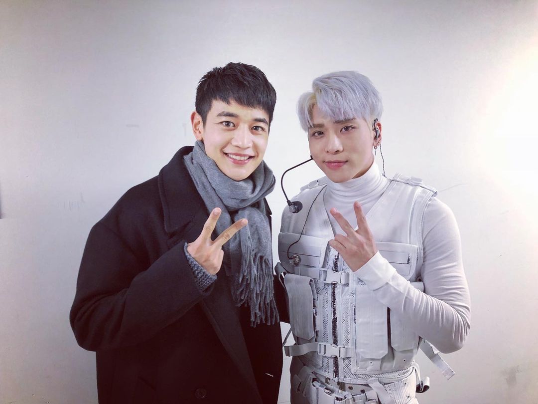 shineshinee0525's tweet photo. 211218 밍스타 민호 &amp; 종현

miss you.
.
.
.
.
사진첩에 형 사진이 제일 많은데 이게 마지막 같이 찍은 사진이네 오늘 하루는 정말 더 많이 보고싶은 하루다. 항상 건강하고 행복하자. 언제나 형을 응원하고 사랑해 오늘도 전혀 안추워. 내 곁엔 항상 형. 형이 있으니.

https://t.co/DSXteX1IwJ https://t.co/KFEQVRlDNM