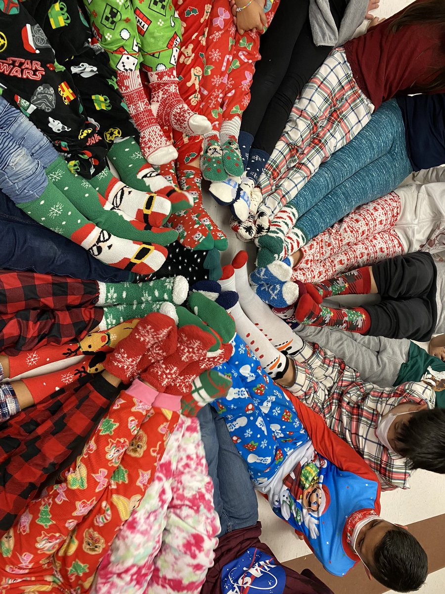 NancyBa72957929's tweet photo. El intercambio de calcetines fue un éxito. #4thgradedual #twasthenightbeforechristmas @perezpioneers https://t.co/rqw9hOWpaR