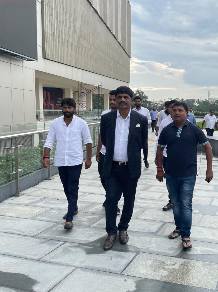 KirthiGanesh1's tweet photo. ಯುವಕರ ಕಣ್ಮಣಿ ˌಯುವಕರ ಆಶಾಕಿರಣ, ಜನತೆಯ ಎಲ್ಲಾ ಕಷ್ಟ ಸುಖಗಳಿಗೆ ಸ್ಪಂದಿಸುವ ಜನ ಸೇವಕ ದೇಶದ ಮಾದರಿ ಸಂಸದರು ˌ ಬೆಂಗಳೂರು ಗ್ರಾಮಾಂತರ ಲೋಕಸಭಾ ಕ್ಷೇತ್ರದ ಜನಪ್ರಿಯ ಸಂಸದರಾದಂತ ಸನ್ಮಾನ್ಯ ಶ್ರೀ ಡಿ.ಕೆ.ಸುರೇಶ್ ರವರಿಗೆ  ಜನ್ಮ ದಿನದ  ಶುಭಾಶಯಗಳು. 🎂💐

#HappyBirthday @DKSureshINC ji https://t.co/52Q1vlFA8x