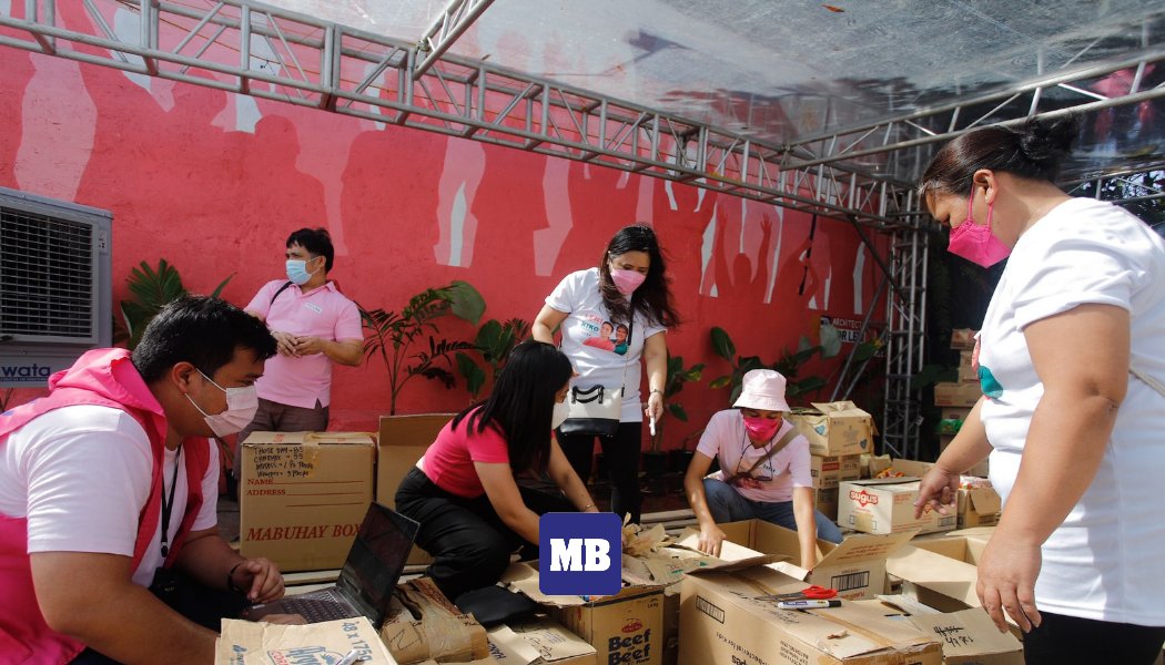 manilabulletin's tweet photo. LOOK: Volunteers and staff of Vice President Leni Robredo and senator Kiko Pangilinan repacks relief goods for the victims of typhoon Odette at LeniKiko headquarters along Katipunan Ave., Quezon City on Dec. 18, 2021. (MB Photo by Noel B. Pabalate) https://t.co/N0RUSGZF2i