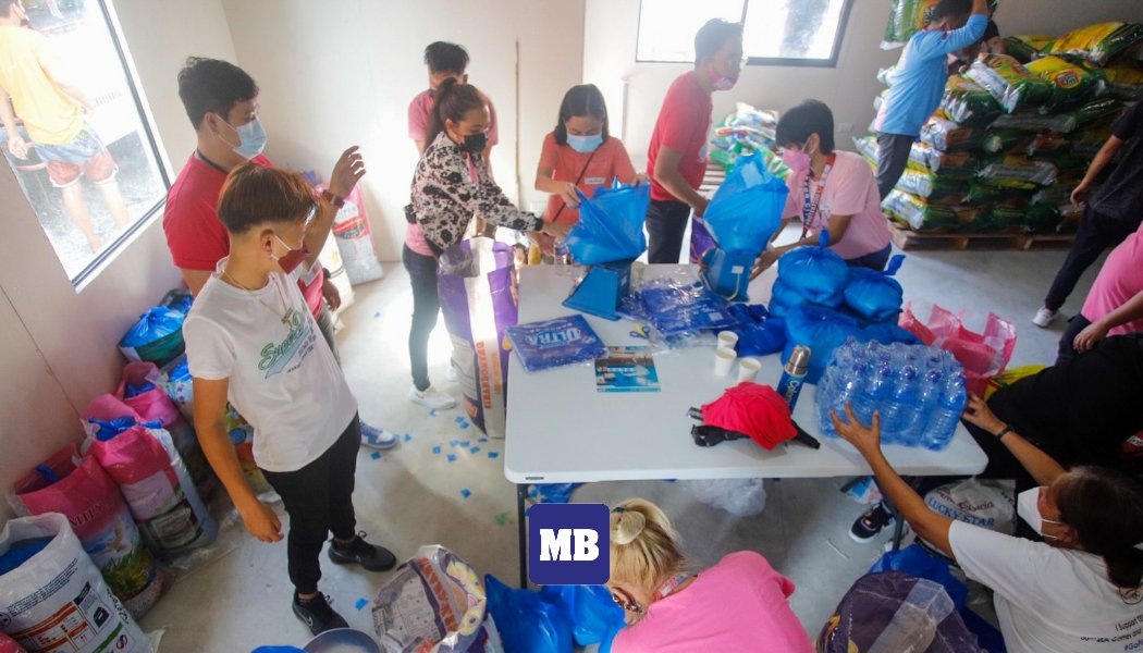 manilabulletin's tweet photo. LOOK: Volunteers and staff of Vice President Leni Robredo and senator Kiko Pangilinan repacks relief goods for the victims of typhoon Odette at LeniKiko headquarters along Katipunan Ave., Quezon City on Dec. 18, 2021. (MB Photo by Noel B. Pabalate) https://t.co/N0RUSGZF2i