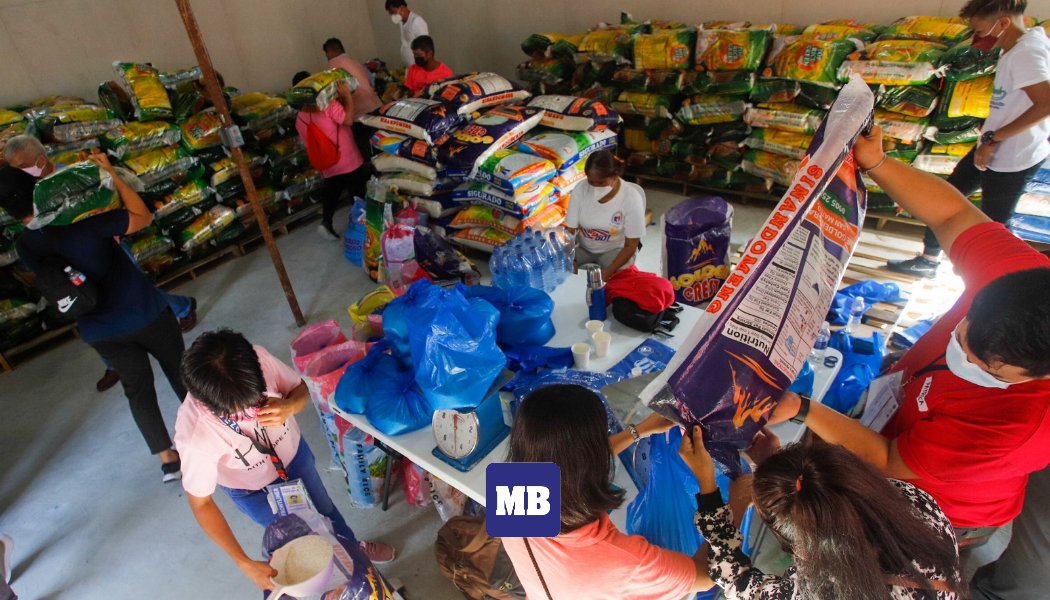 manilabulletin's tweet photo. LOOK: Volunteers and staff of Vice President Leni Robredo and senator Kiko Pangilinan repacks relief goods for the victims of typhoon Odette at LeniKiko headquarters along Katipunan Ave., Quezon City on Dec. 18, 2021. (MB Photo by Noel B. Pabalate) https://t.co/N0RUSGZF2i