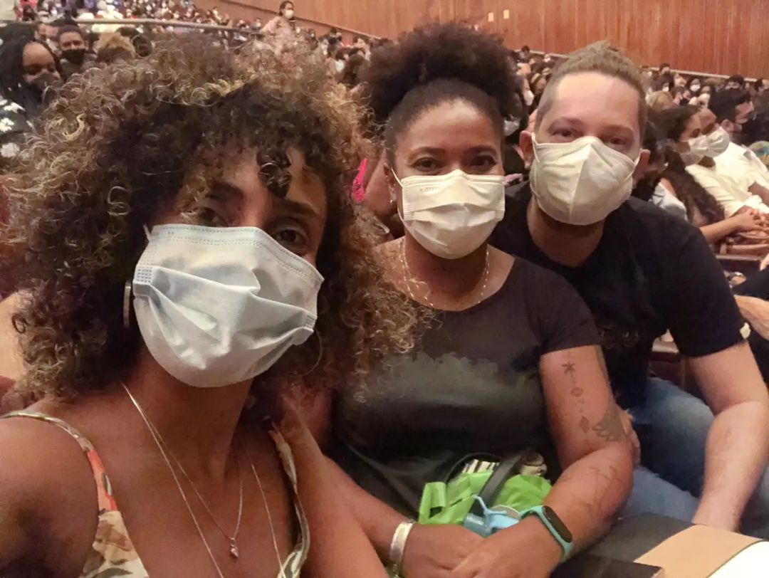 PaulinhoGoetze's tweet photo. Hoje, depois de quase 2 anos, voltamos à sala principal do amado @TCA_BA para o Concerto de Natal. E num momento em que me sinto fragilizado, essas amigas não largam minha mão. Tudo junto numa conjunção de amor, afeto, sensações...

Recomeços!

ARTE SALVA!

#vivaosba #osba #tca https://t.co/rv2AagP8Yj