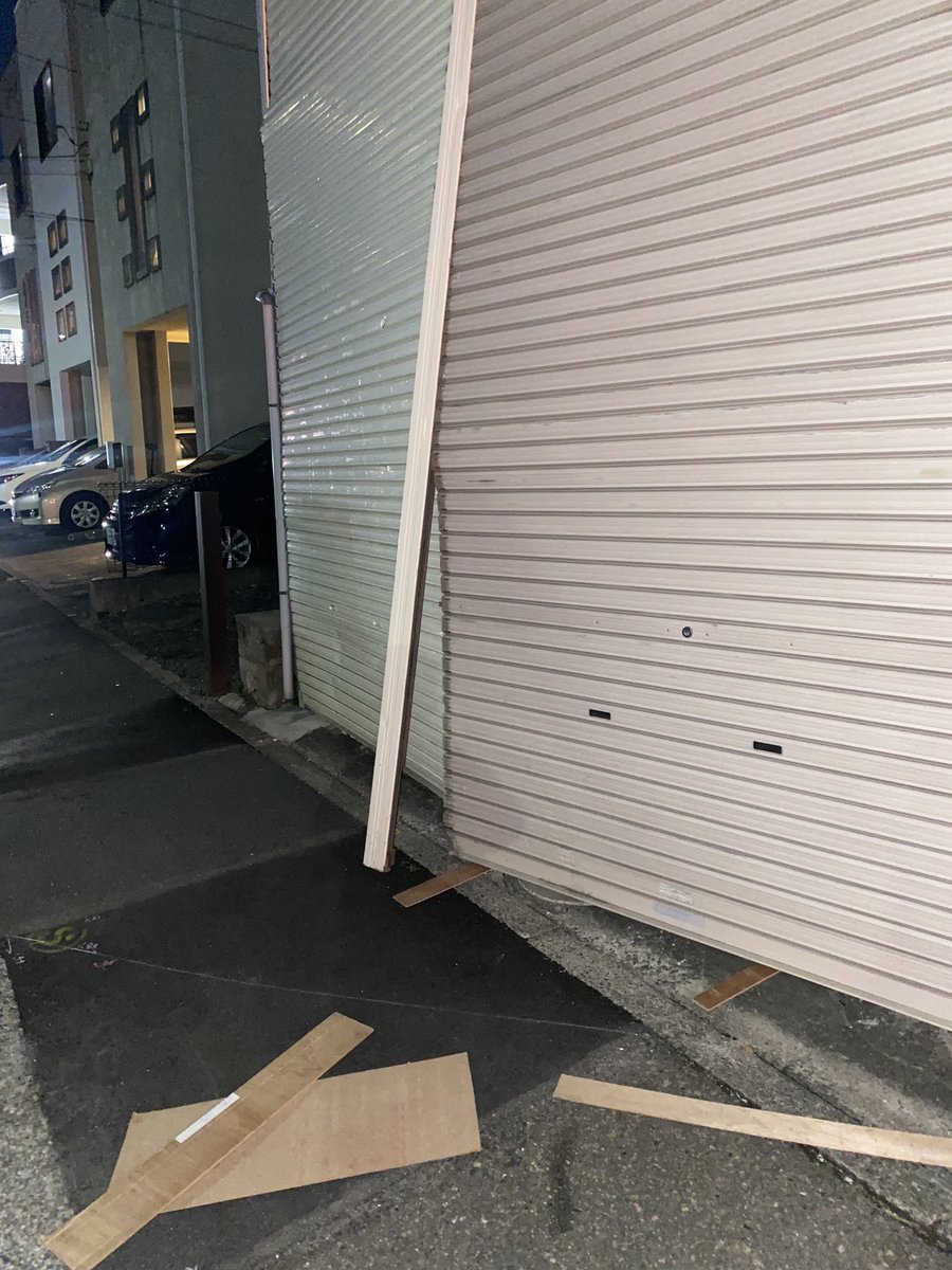 HJtomony's tweet photo. 昨日の風で家壊れた https://t.co/5Zd8QKt9Cg