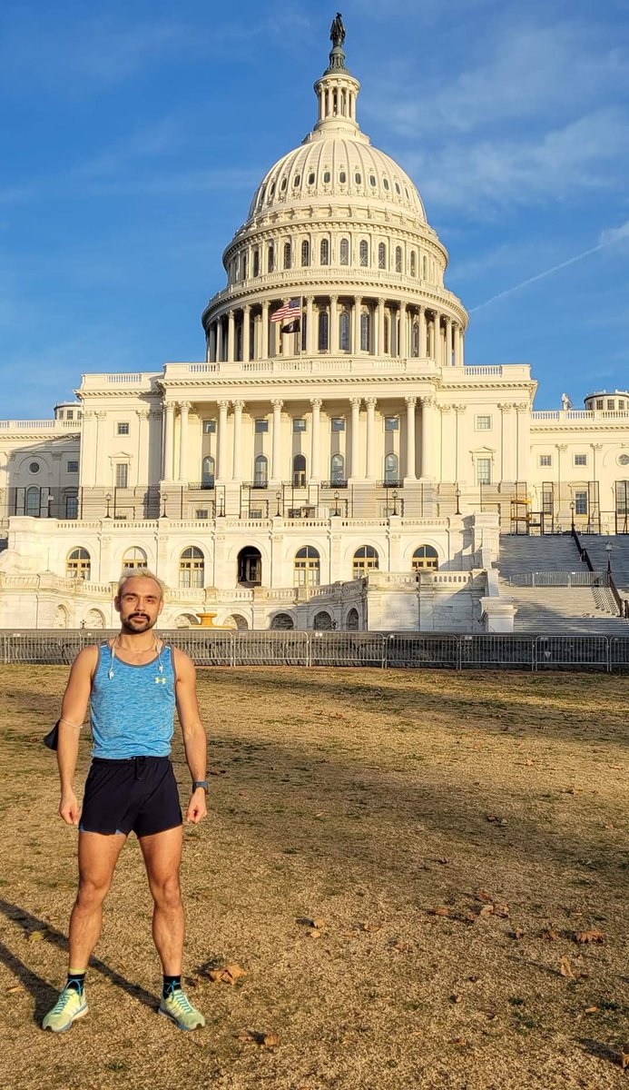 diplowonk's tweet photo. Portrait of the Athlete as a Young(ish) Runner 🏃🏻♂️💨
#tapatíoenDC #DCfrontrunners #runner #GoldenHour #legs https://t.co/uD1kXytepy