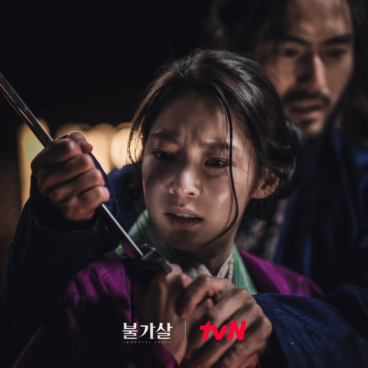 CJnDrama's tweet photo. 원치 않는 연으로 부부가 된 이진욱X공승연
칼을 사이에 둔 위험한 대치..!😱
활&amp;솔 부부의 서사가 궁금하다면

💖오늘 밤 9시 tvN 잊지마세요💖

12/18 [토] 밤 9시 첫 방송
#지리산후속 #불가살 #ImmortalSouls
#tvN #스트리밍은TVING
#이진욱 #권나라 #이준 #공승연
#정진영 #박명신 #김우석 https://t.co/RSaFKbFTLV