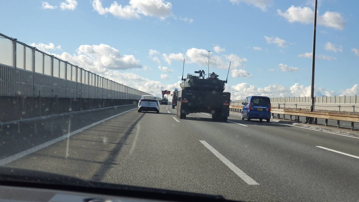 feed_fujita_eng's tweet photo. お客さんが‼️高速道路で戦車発見‼️これマジ‼️ https://t.co/n3sLdpVjmz