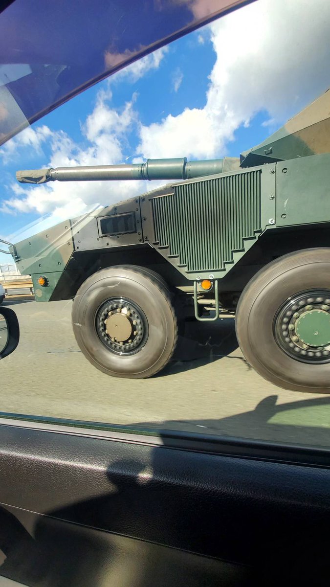 feed_fujita_eng's tweet photo. お客さんが‼️高速道路で戦車発見‼️これマジ‼️ https://t.co/n3sLdpVjmz