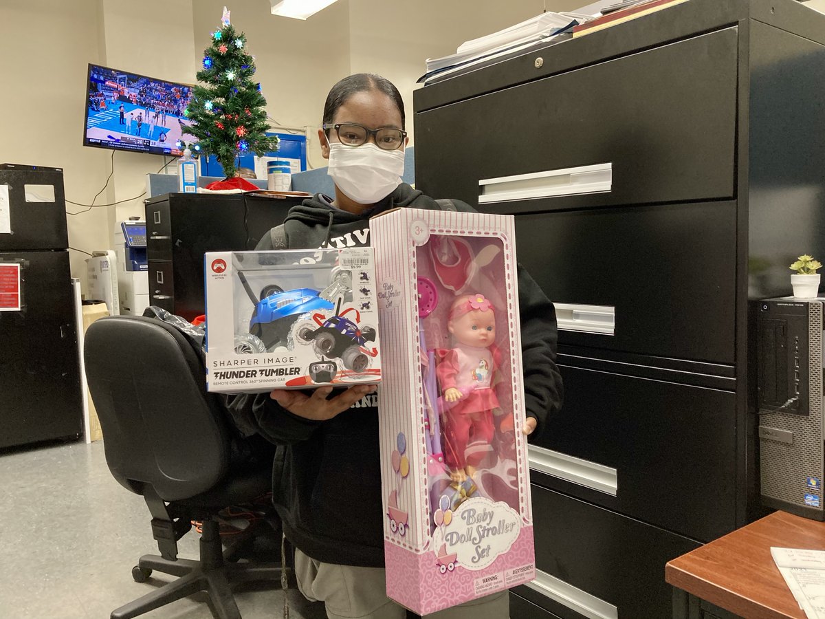 NYPD46Pct's tweet image. Kayla, an Explorer from the 46 Precinct dropped by today to donate toys. You're more than kind Kayla. 💚❤️ Thank you! We appreciate your generosity. #NYPD4TheKids #NYPDExplorers