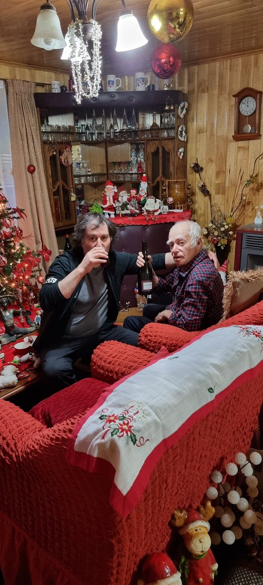 Claudiochiloee1's tweet photo. @Martha_G_25 @juan_obregon1 @JCCASTELLANOS3 @OctavioMeyran @estrellatv @FiteTV Disfrutando la última del Año y como corresponde con champagne viva el Boxeo por @estrellatv y #BoxingCapital https://t.co/lQ1V1uTQcb