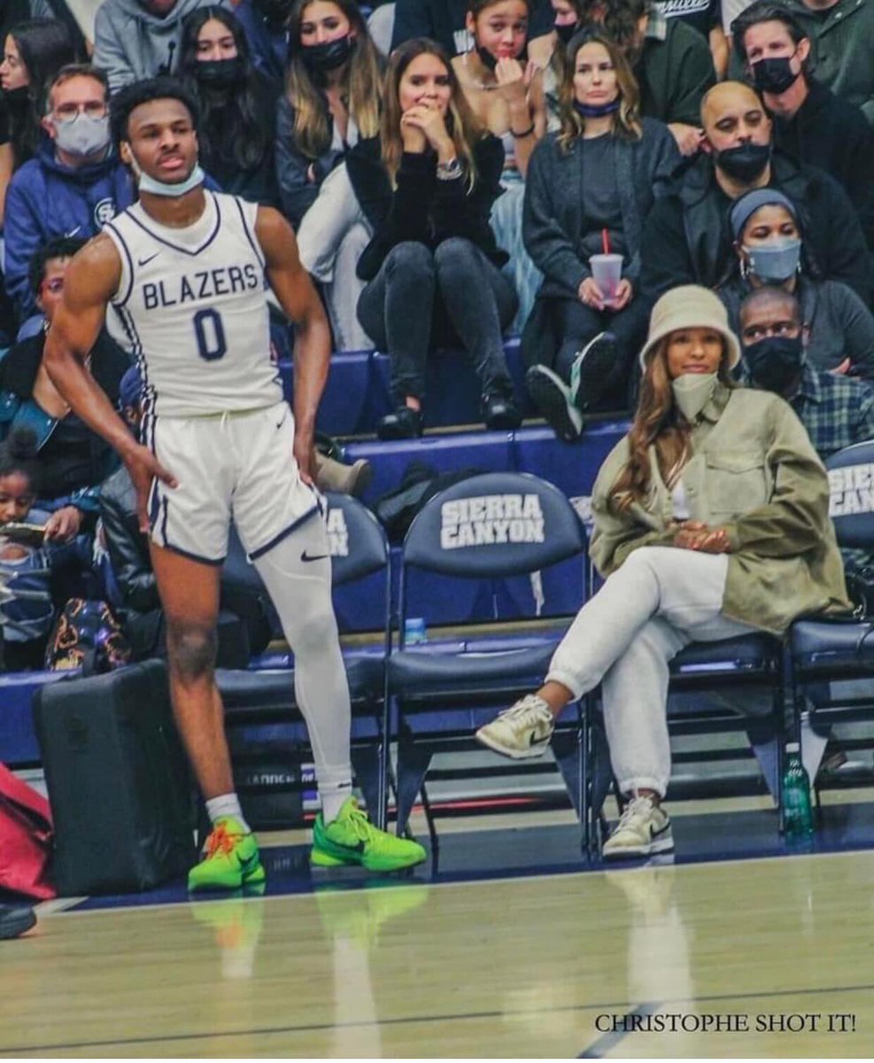 Gervonte1's tweet photo. No twerking on IG, no Nakedness on IG. No looking for attention. Just cooling in the back raising her kids living a good life. This is what a wife looks like…….. Savannah James……. @KingJames RESPECT https://t.co/UZoeqpJvVG