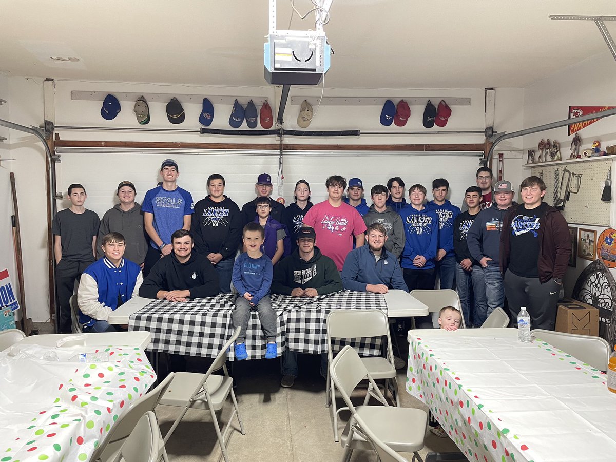 Spear_BoysBB's tweet photo. We had our Team dinner for Christmas tonight. Had a good time with this awesome group of young men. They sure like to eat, there were no leftovers. Thanks to @bmapplegate for cooking and Emily for the desserts! #LancerHoops https://t.co/hgLBegAHyv