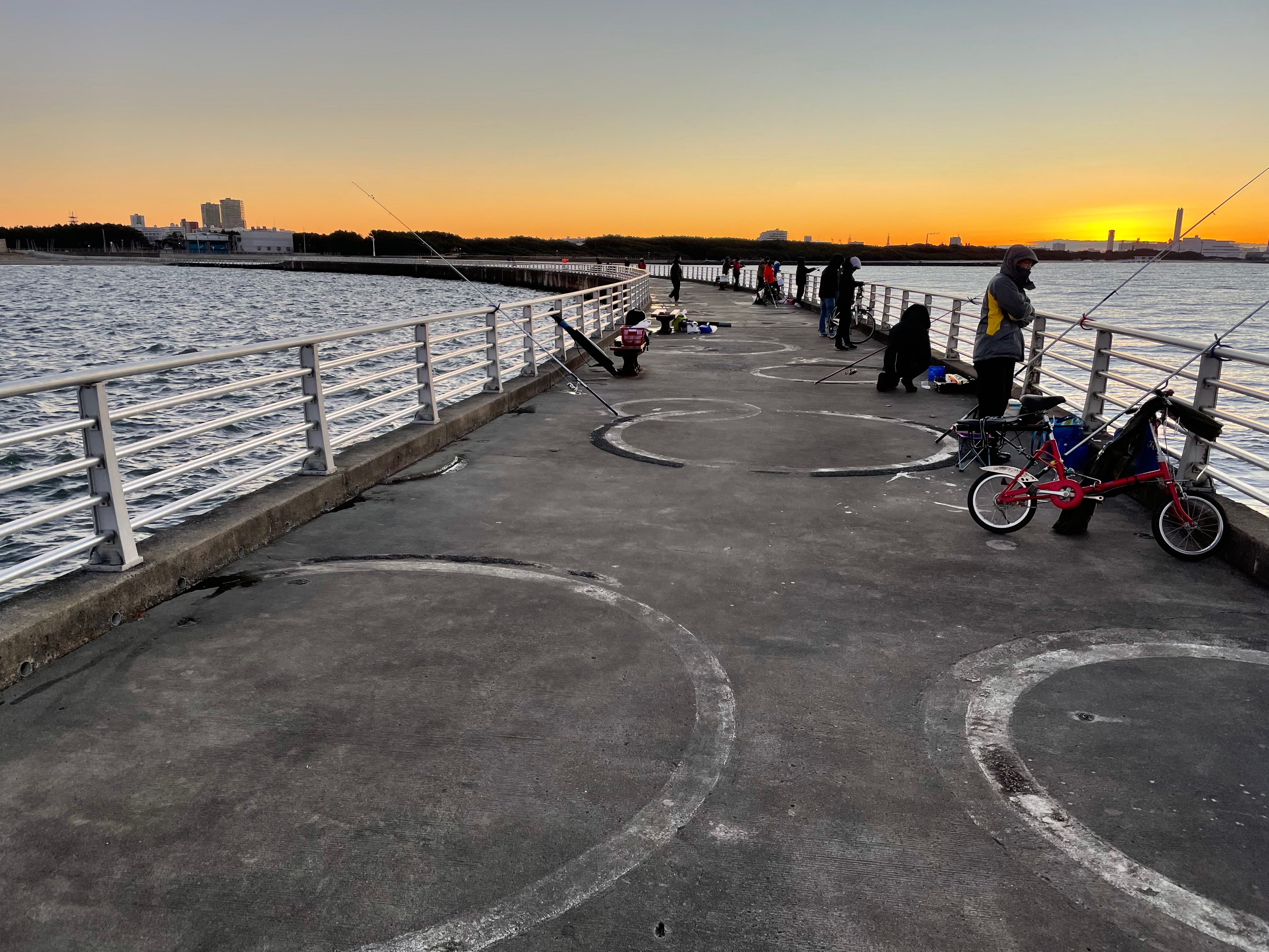 Obu Fishing オブ フィッシング 強風のせいか空が澄んでおり朝焼けも富士山もよく見えた 朝方寒く海面10 だったせいか反応悪いため 先にゴミ拾い一周 絡んだサビキ仕掛け多い 今日の早朝ゴミ拾いは私だけのよう きれいな釣り場で気分良く釣りが出来