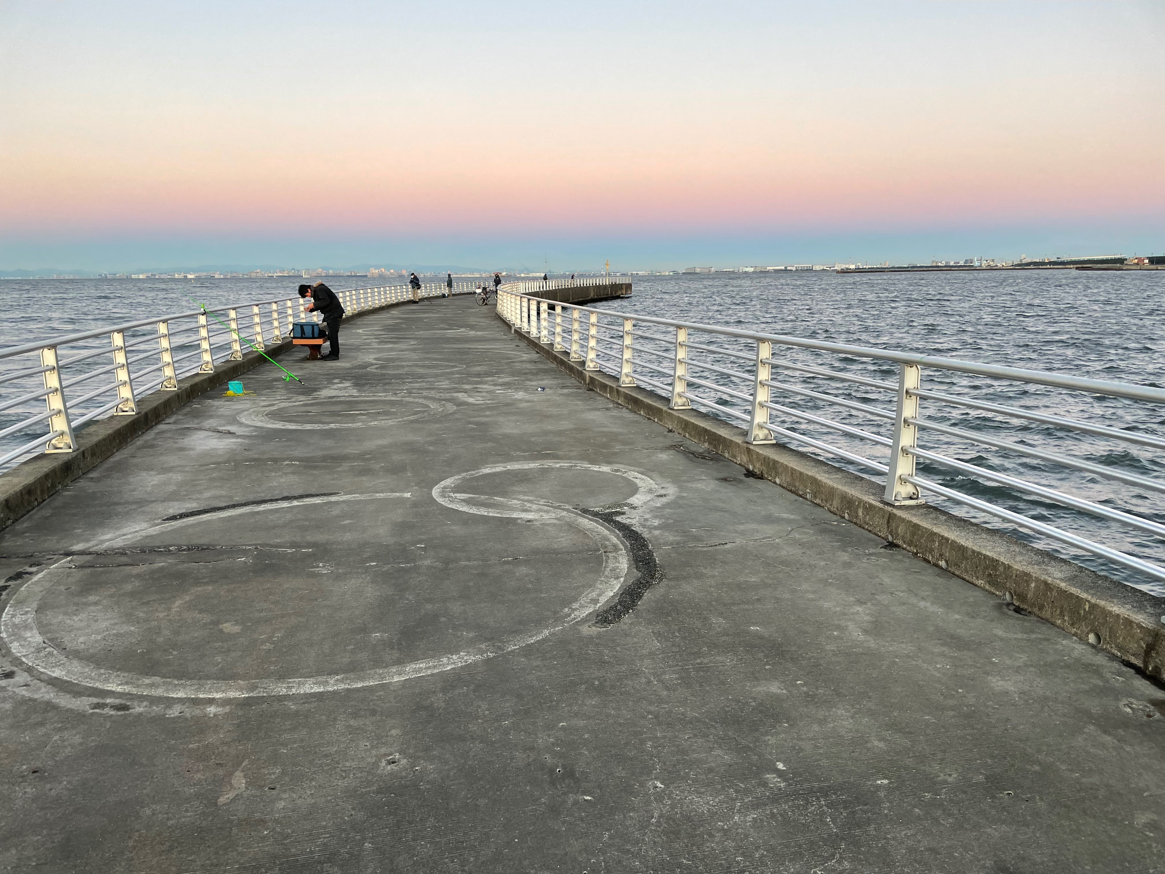 Obu Fishing オブ フィッシング 強風のせいか空が澄んでおり朝焼けも富士山もよく見えた 朝方寒く海面10 だったせいか反応悪いため 先にゴミ拾い一周 絡んだサビキ仕掛け多い 今日の早朝ゴミ拾いは私だけのよう きれいな釣り場で気分良く釣りが出来