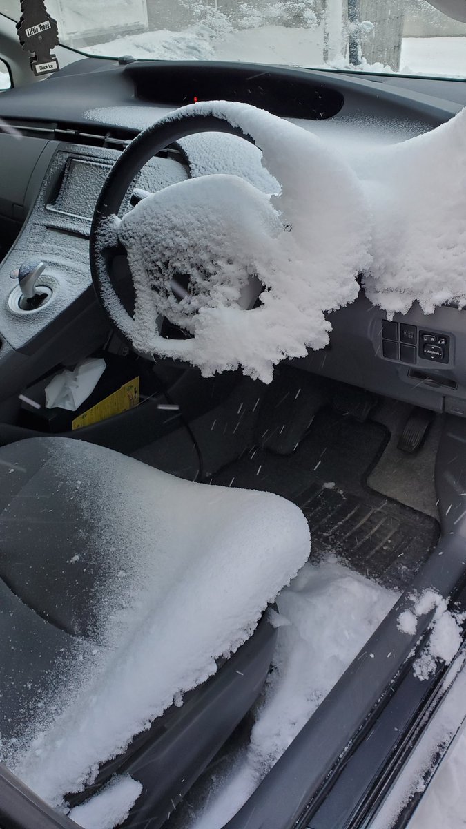 ちょっとしたことで大惨事？車内が雪まみれになる!