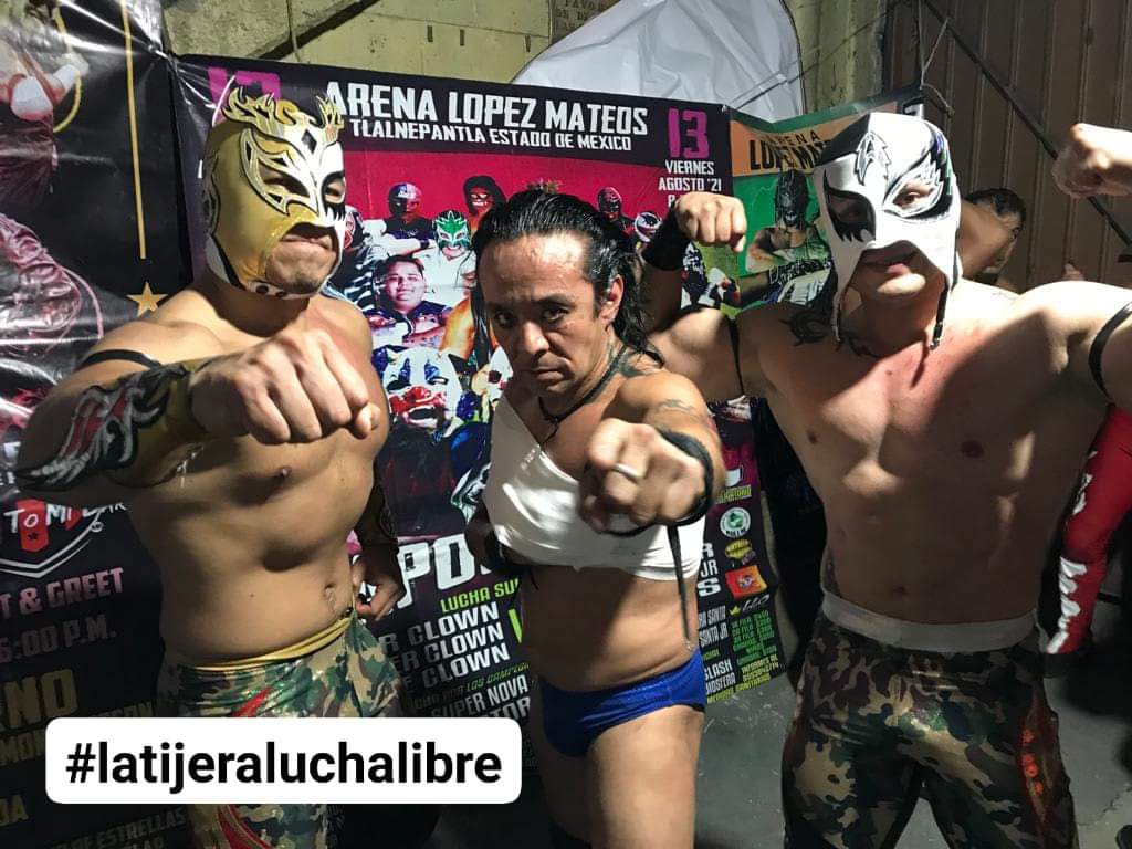 LaTijeraLucha's tweet photo. En la segunda batalla de la tradicional #ArenaLopezMateos, en el #HomenajeACienCaras, #Sadico, #Terry2000 y #Yoruba se encargaron de derrotar a #AlasdeOro, #AlasdePlata y #Yakuza en una buena contienda...
#latijeraluchalibre https://t.co/E1DczScbyx