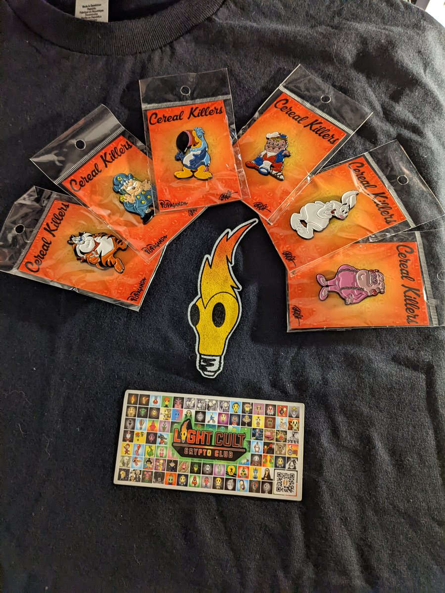 j_em_3's tweet image. Just got this @LightCultCrypto swag bag from @ronenglishart for being a light cult member. These are dope, already rocking the shirt. 🤟⚡💡

#lightcultcryptoclub #ronenglish #1xrun #nft #nftcollector #bethelight #getlit