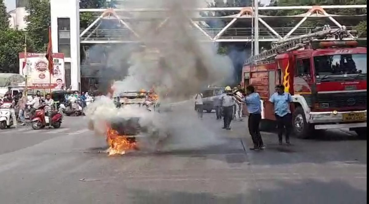 PMCPune's tweet photo. कोथरुड, कोकण एक्सप्रेस हॉटेल जवळ रिक्षाला आग; अग्निशमन दलाकडून आग आटोक्यात. कोणी जखमी नाही
 #punefire #PMC #पुणे_महानगरपालिका https://t.co/p4xSKwYpiu