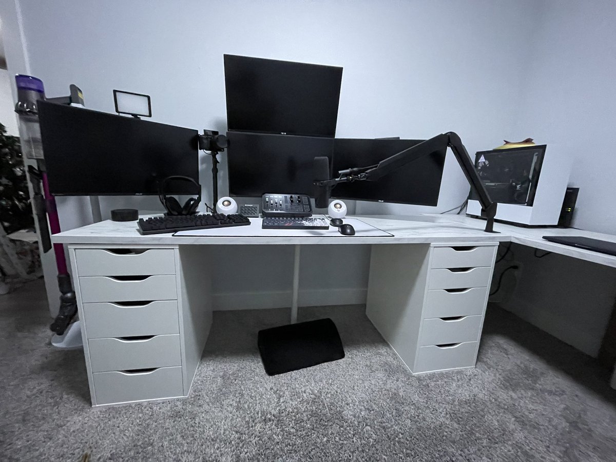 DDezoaR's tweet photo. Finally decided to cable mange my setup… took half the day but worth it imo

take a look at the before pics in the thread below ☠️ https://t.co/jPMBRZussx