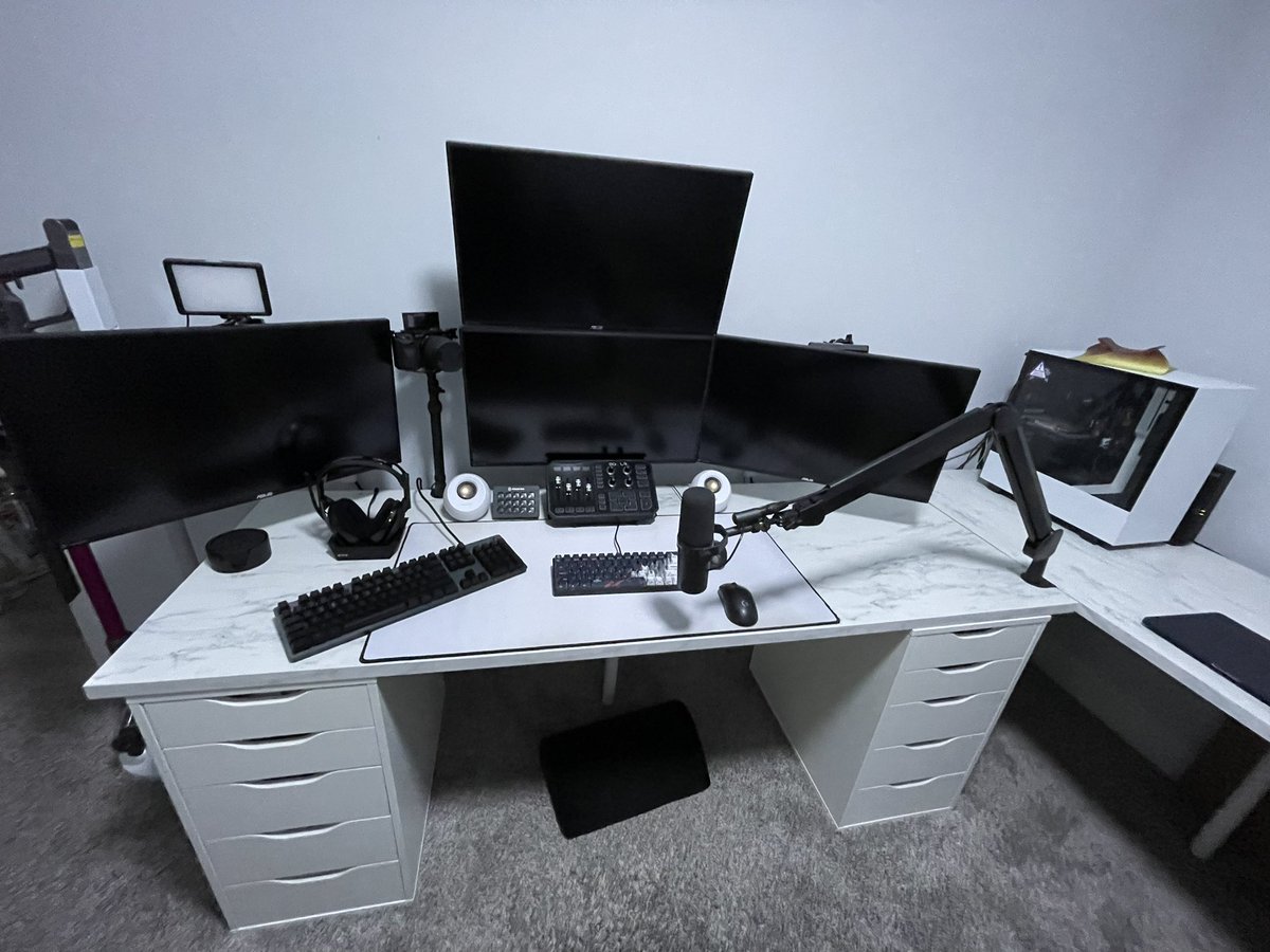 DDezoaR's tweet photo. Finally decided to cable mange my setup… took half the day but worth it imo

take a look at the before pics in the thread below ☠️ https://t.co/jPMBRZussx