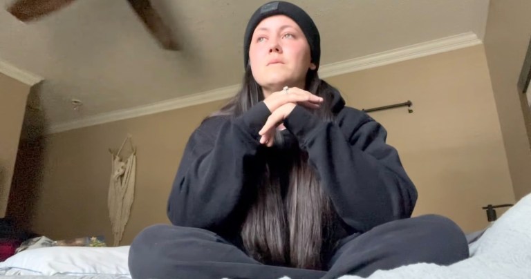 The Teen Mom star Jenelle Evans takes to her social media page to asks for ‘prayers’ from her able fans and reveals she has ‘tumors in her spine’.
Jenelle also said she will soon go on a social media break. #JenelleEvans
https://t.co/UAmuSVrdqd https://t.co/ZmbiXyUk6o