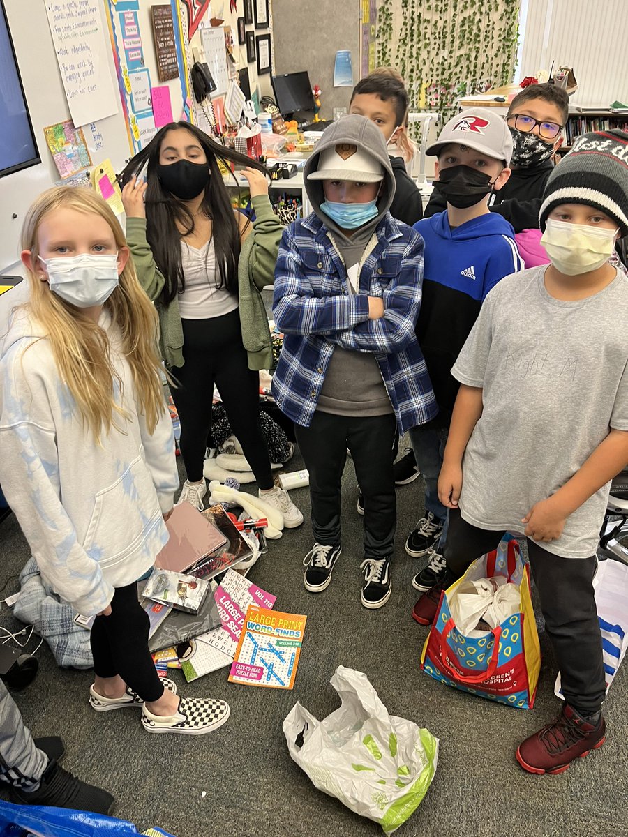 DyAnn_Donnell's tweet photo. Buljan AVID’s 2nd annual Adopt-A-Grandparent.  It feels good to give. Thank you to Buljan students and parents.  @BuljanRcsd @rcsdchampions https://t.co/0aMgEc3cCC