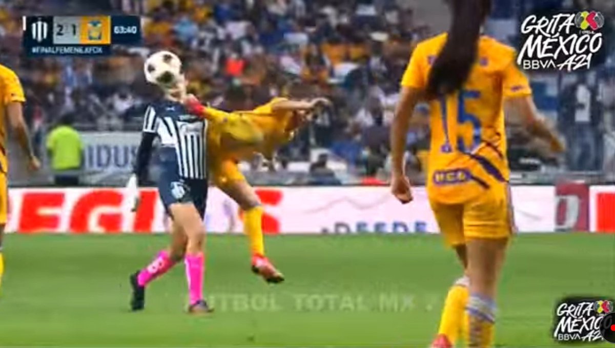 Israelbarronm's tweet photo. KARATEKAZO EN EL CUELLO 🤕

Belén Cruz lanza un karatekazo en el cuello de Yamile Franco, y el árbitro no sacó la tarjeta.

#AyudasArbitrales

#Rayadas #ArribaElMonterrey https://t.co/re1krST6ZX