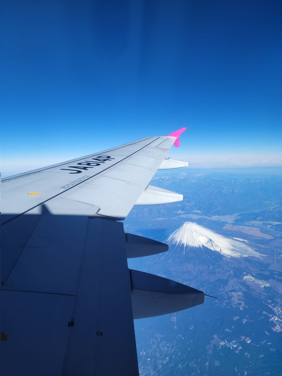上から見た富士山🏔 上から見ると煙？湯気？が出てるんですね🤔 火山なんだし当たり前なのかもしれないですが😂 それか、風で雪が舞ってるだけ…？笑