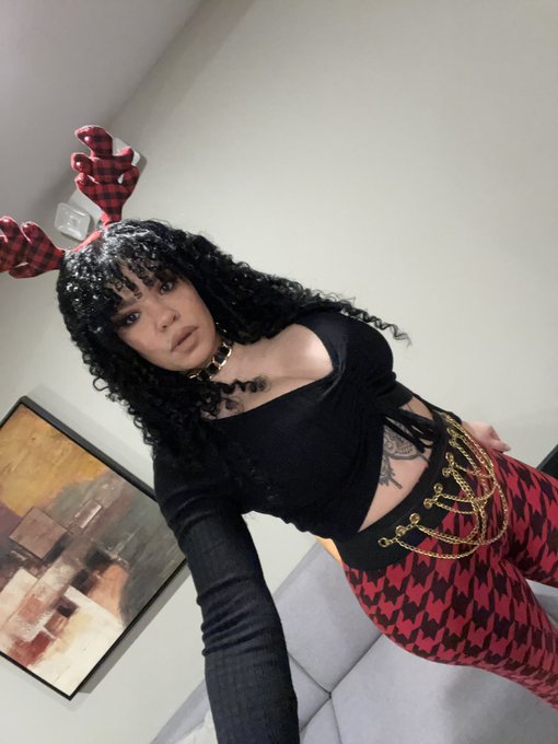 I&rsquo;m a reindeer duh! https://t.co/df2yWoGLWV<a href="/tag/rt"class="tags"><span>#rt</span></a><a href="/tag/velmacosplay"class="tags"><span>#velmacosplay</span></a>
