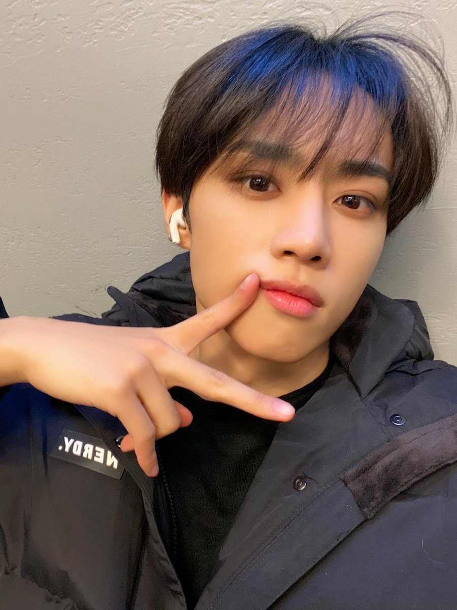 sian_llll's tweet photo. 포카로 나왔으면 시세 한남더힐이었을 더보이즈 셀카 타래 https://t.co/tWVvRGBn3F