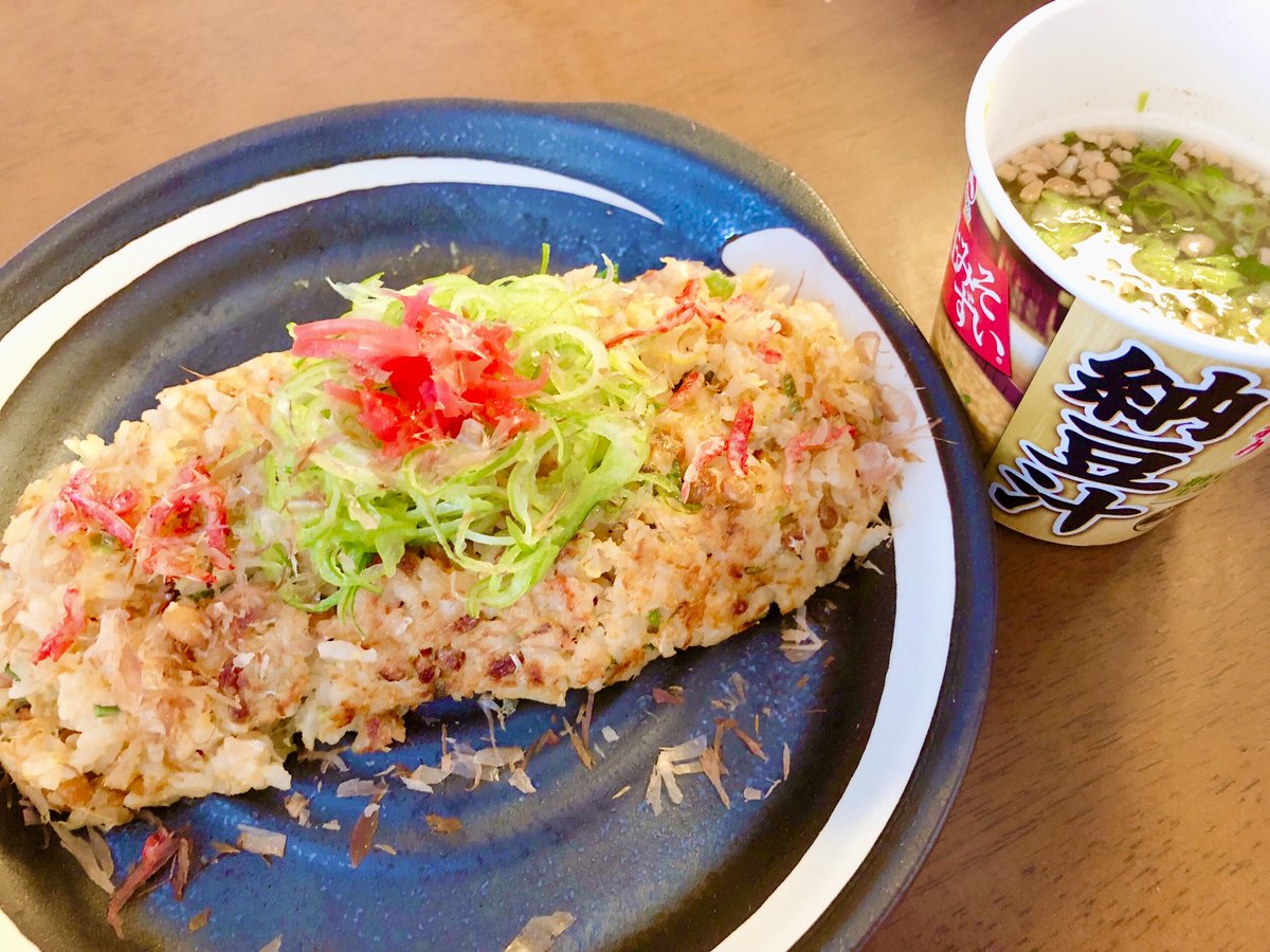 昼飯、納豆炒飯と納豆汁 と パン🍞(迷い中) 雪掻きで体力を奪われる朝でした 寒っ🥶