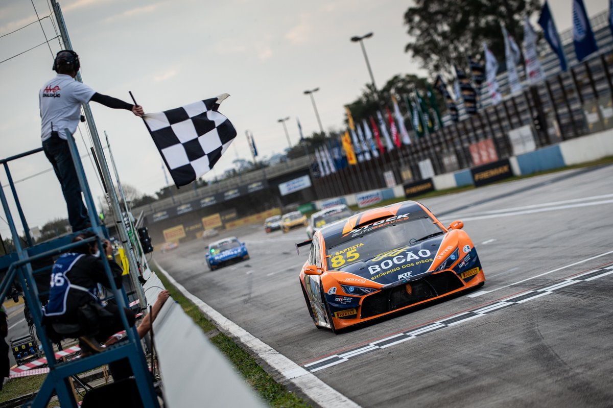 voandobaixo's tweet photo. "A base vem forte #14: Aos 18 anos, Felipe Baptista é campeão da Light": tudo sobre o título do jovem piloto na categoria de acesso à @stock_car. No blog @voandobaixo: https://t.co/14Fh3NeFnB #ABaseVemForte #VoandoBaixo #RafaelLopes #FelipeBaptista #StockLight https://t.co/8EM0qX8taG