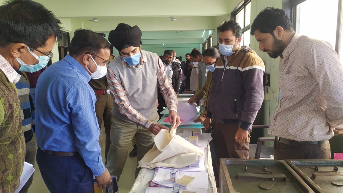 CollectorPatan's tweet photo. આજરોજ ગ્રામ પંચાયત સામાન્ય ચૂંટણી/પેટા ચૂંટણી સંદર્ભે તાલુકા સેવા સદન સરસ્વતી ખાતે ડિસ્પેચીંગ સેન્ટરની મુલાકાત લીધી
@pkumarias https://t.co/s8TtAjV7T2