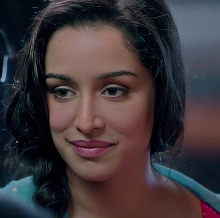 swarshra's tweet photo. Shraddha kapoor as aarohi keshav shirke was one one of the most iconic roles of 2013 and none could have played it like her. Peridot.🖤 https://t.co/D2kC3Pq8Cp