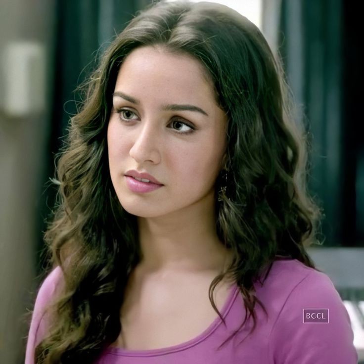 swarshra's tweet photo. Shraddha kapoor as aarohi keshav shirke was one one of the most iconic roles of 2013 and none could have played it like her. Peridot.🖤 https://t.co/D2kC3Pq8Cp