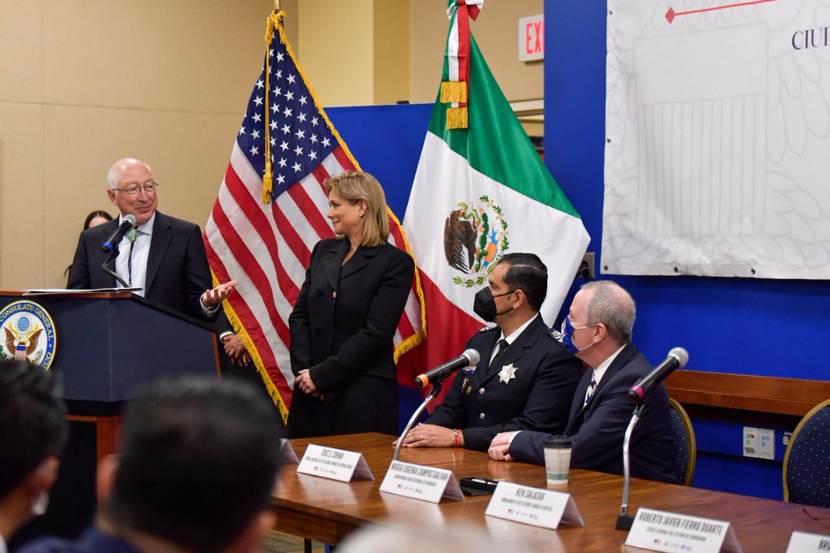 MaruCampos_G's tweet photo. Agradezco al Embajador Ken Salazar de nuestro país vecino @USAmbMex, por hacer posible estas acciones para el bien de nuestra comunidad. 

Firmamos un convenio de colaboración con @USAID, para prevenir y reducir la violencia en zonas marginadas de nuestro estado. #JuntosSíPodemos https://t.co/h2VKdqqVOX