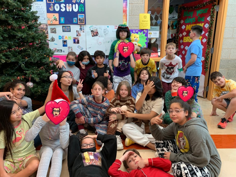 MissMoey's tweet photo. I made it halfway through my first year of teaching!! I love my chickens💓 https://t.co/8fdgTjZqxu
