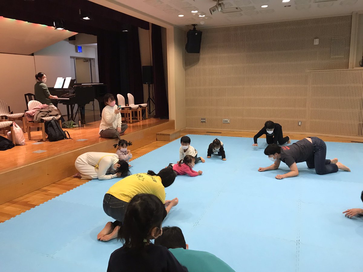 ＼えんじてあそぼう／
#ならのまち演劇フェス　本日は奈良市音声館で未就学児対象のワークショップを開催！本日最後のワークショップは保育士・役者の中村恵さんによる２～４歳向けのワークショップ。ピアノの音に聞きながら色んなものになりきって遊んでいます。