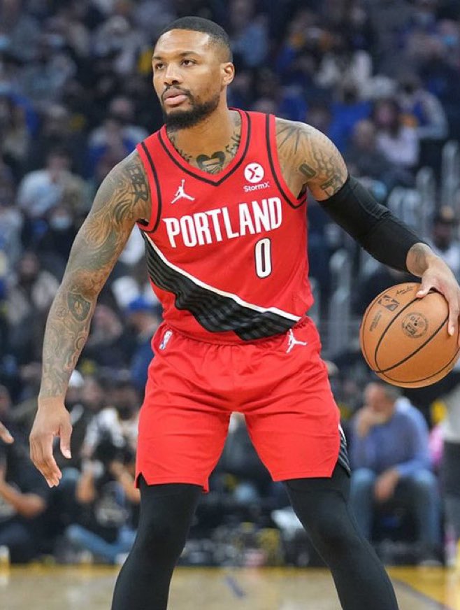 TheHoopCentral's tweet photo. Damian Lillard tonight:

43 Points
8 Assists 
4 Rebounds 
63% FG

Best game of the season for Dame. 🔥 https://t.co/GReb9w3aGi