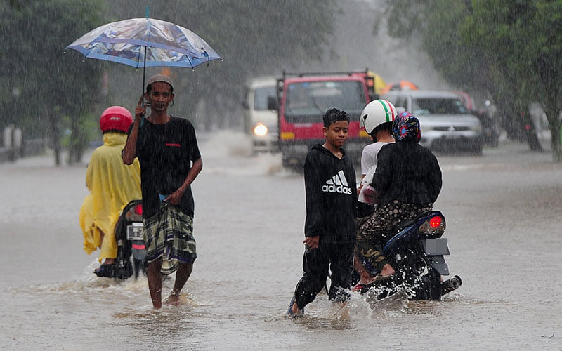 SinarOnline's tweet photo. Keadaan banjir yang berlaku ketika tinjauan di Kampung Jalan Kebun Seksyen 30 hari ini.
Keadaan banjir itu berlaku ekoran hujan lebat sejak semalam.

📷: Bernama https://t.co/bnyxydZouB