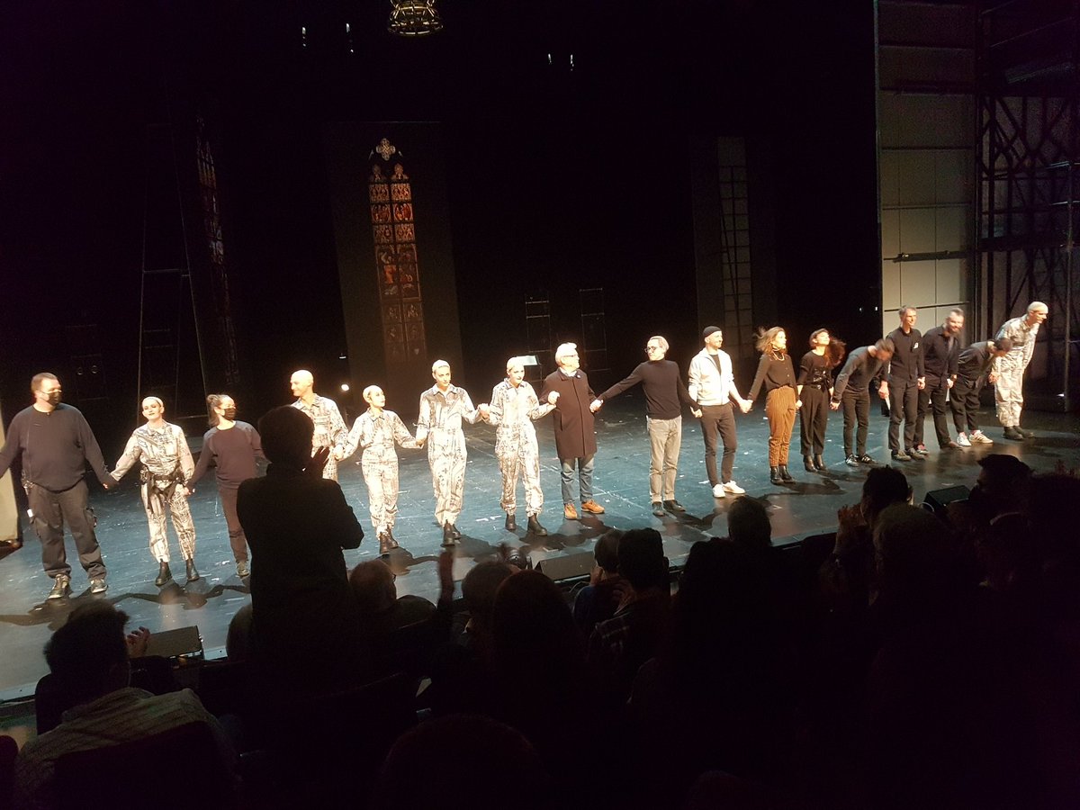 derOhrem's tweet photo. "Das Himmelreich wollen wir schon selbst finden" am @schauspielkoeln  markiert den Kölner Dom als Symbol von jahrhundertelangem Machtmissbrauch. Ein wichtiger und unbequemer Abend. https://t.co/ndwUZ07dhN