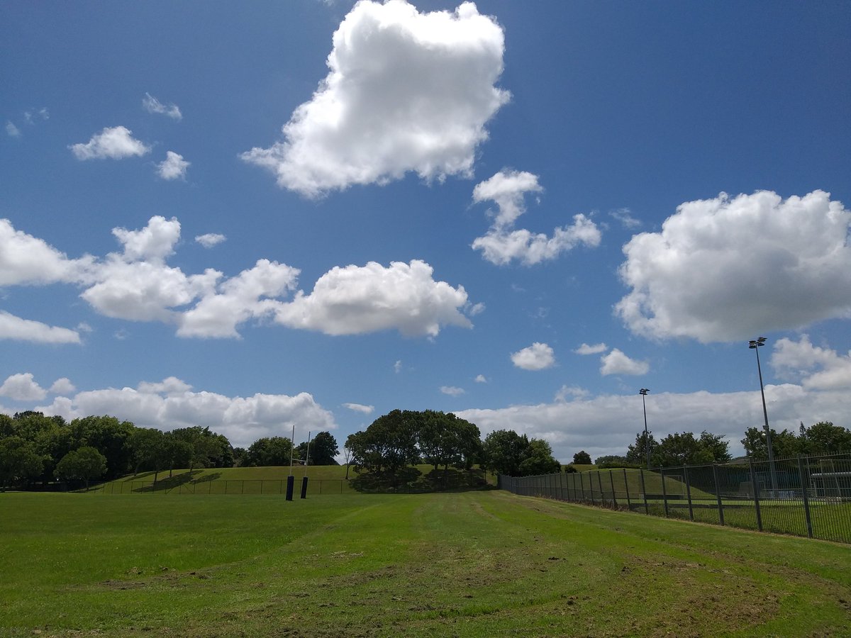 Lisa_Zate's tweet image. 🐷いこまいかい運動部🌸🌼
✅スクワット 20回
✅腕立て10回  x2
✅逆立ち 40秒
✅腹筋40回往復  x2
風がきついですが気持ちのいい天気です🙌。
今日は全てここで🏋。公園かしきり状態😍。
みんな買い物かな🎄。
#ダイエット倶楽部 #老化防止 #exerciselover #水2L