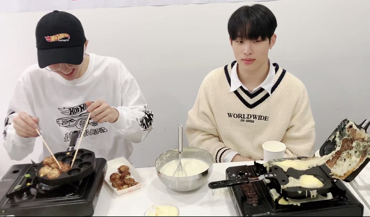 KEEHO LOOKS SO SAD THAT HE BURNT HIS IM CRYING