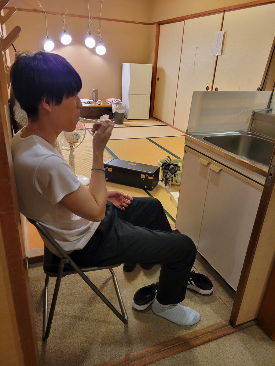 yoshinoetsuyo's tweet photo. 「Do.kingan・秀仁🌹」

ジュノンボーイはどんな状態で歯を磨いてても写真集の１ページのように絵になりますね🌟

靴のちらかりは、母性をくすぐるための作戦です👼

#大阪環状線#松竹座#伊藤真央 https://t.co/lelfyARAJl