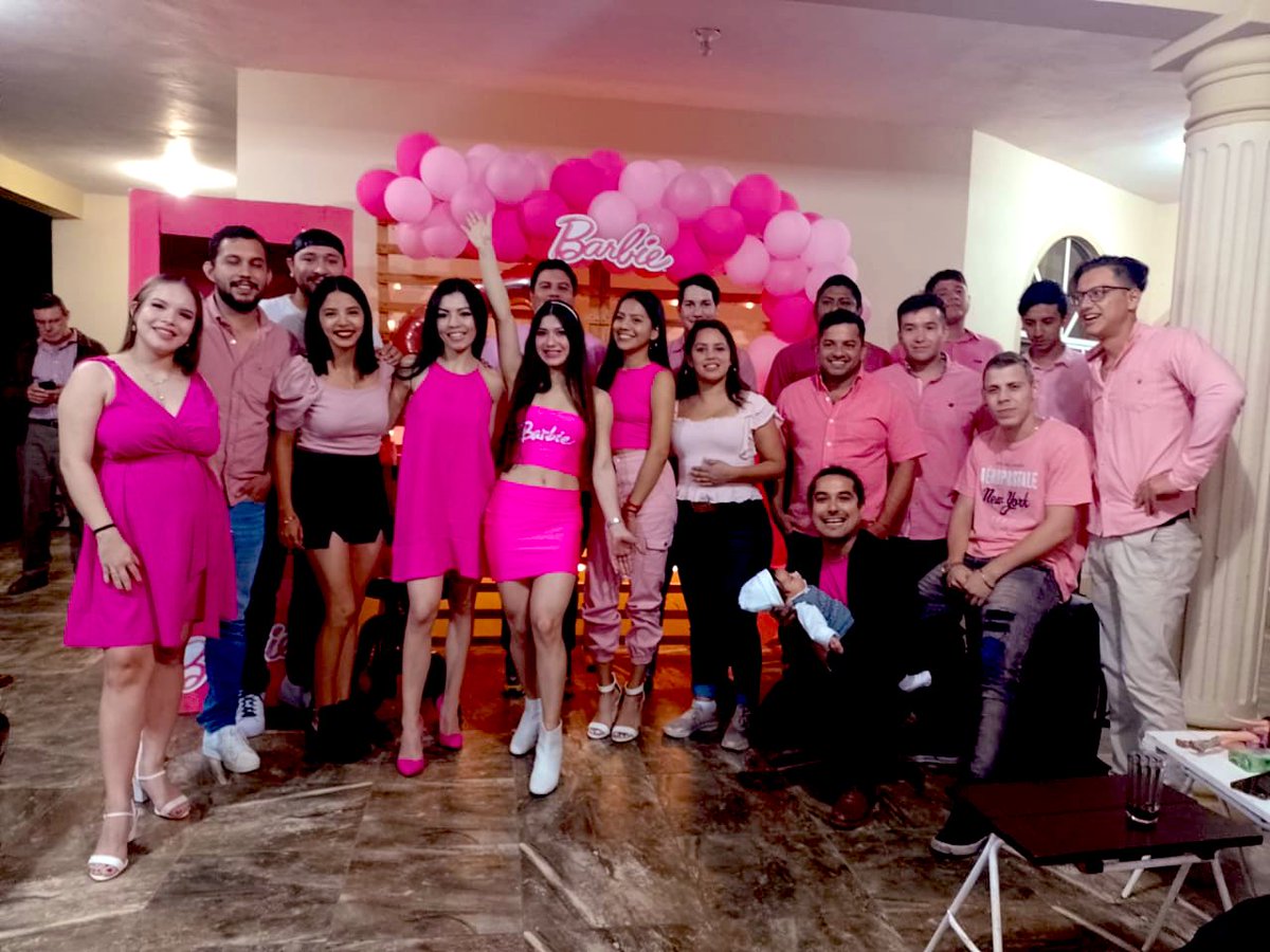 IvonneBenitezV's tweet photo. De los mejores cumpleaños que he tenido 💖 #birthday27 #barbiegirl #pinkyparty https://t.co/vQIXGPcvcx
